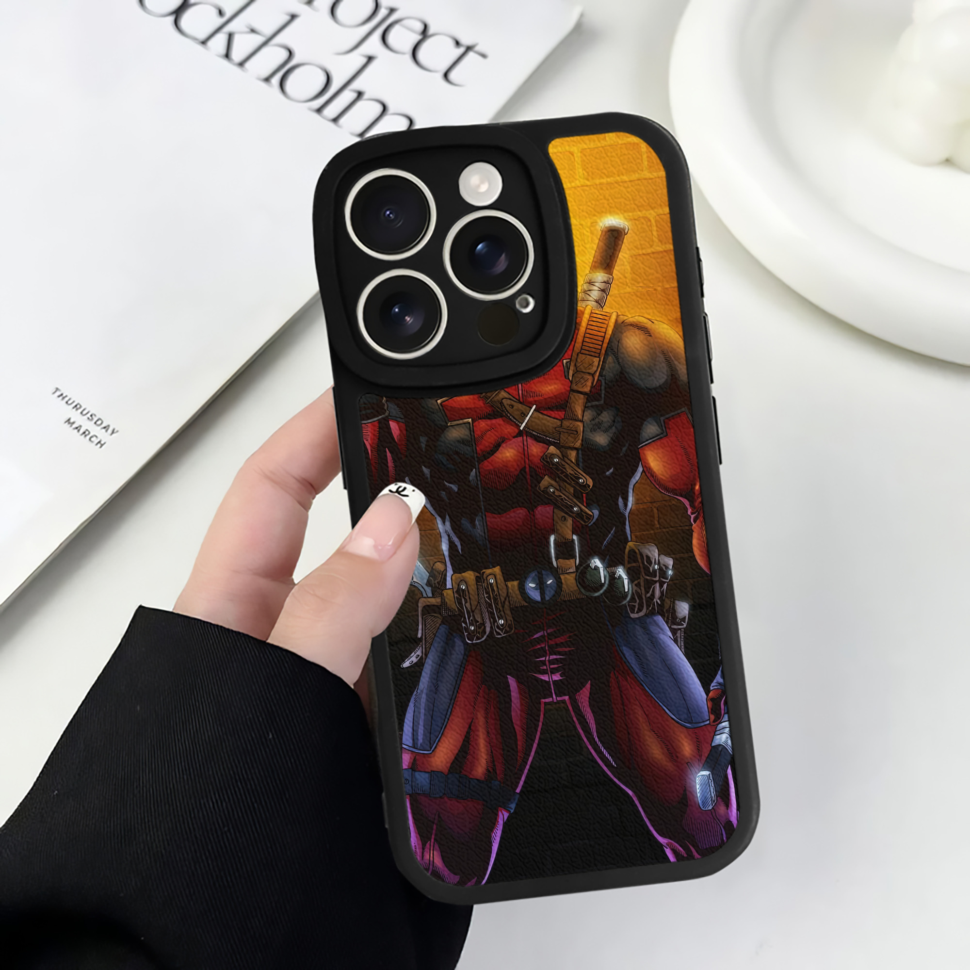 （画像用） Deadpool デッドプール 【iPhone 16シリーズ対応】シリコンスマホケース（レザー調） 材質：シリコン